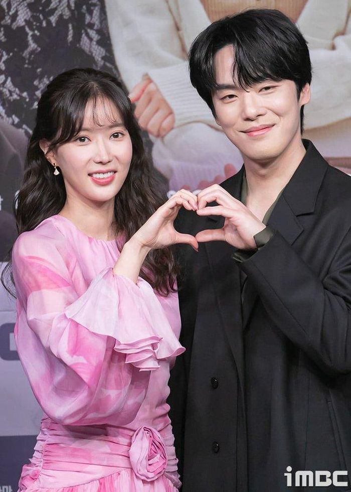 Cặp đôi chính Im Soo Hyang và Kim Jung Hyun của "Kokdu: Season of Deity"