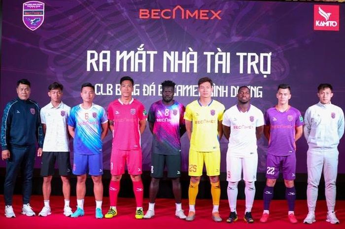 Tiến Linh cùng đồng đội trong buổi lễ xuất quân, ra mắt nhà tài trợ trang phục mùa giải 2023. Ảnh: QA