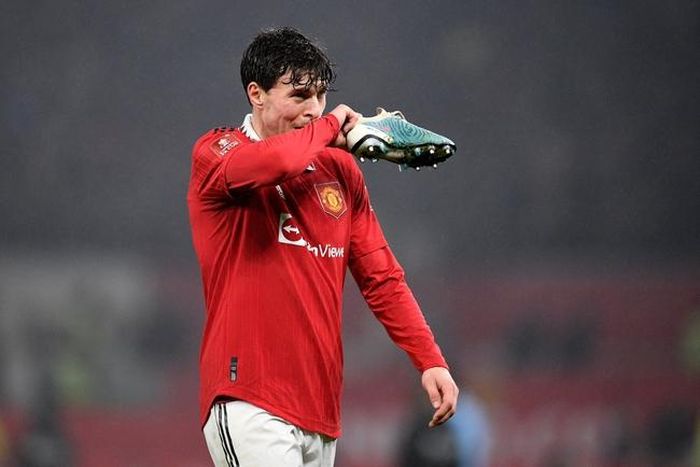 MU từ chối bán Victor Lindelof cho Inter.
