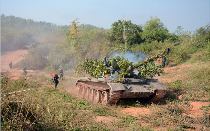Xe tăng và bộ binh phát triển đội hình tiến công địch trong diễn tập hiệp đồng binh chủng của Sư đoàn 312 (Quân đoàn 1). Ảnh: KIM NGỌC