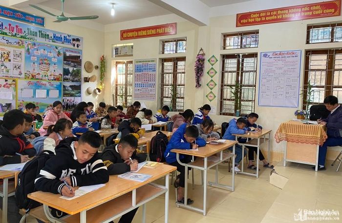 Giờ học của học sinh Trường Phổ thông Dân tộc bán trú THCS Thông Thụ (Quế Phong). Ảnh: NTCC