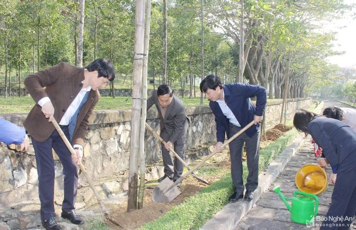 Đại diện lãnh đạo Đoàn đại biểu Quốc hội và HĐND tỉnh cùng Ban Quản lý Khu Di tích Kim Liên trồng cây tại Khu mộ Bà Hoàng Thị Loan. Ảnh: Mai Hoa
