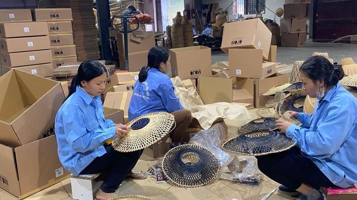 Sản xuất hàng xuất khẩu ở Công ty TNHH Đức Phong. Ảnh: Trân Châu