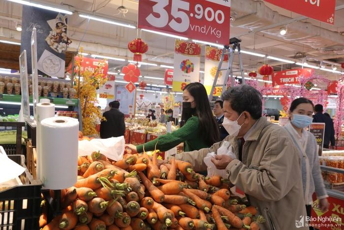 Bán lẻ hàng hóa và dịch vụ tiêu dùng sôi động cuối năm. Ảnh: Thu Huyền