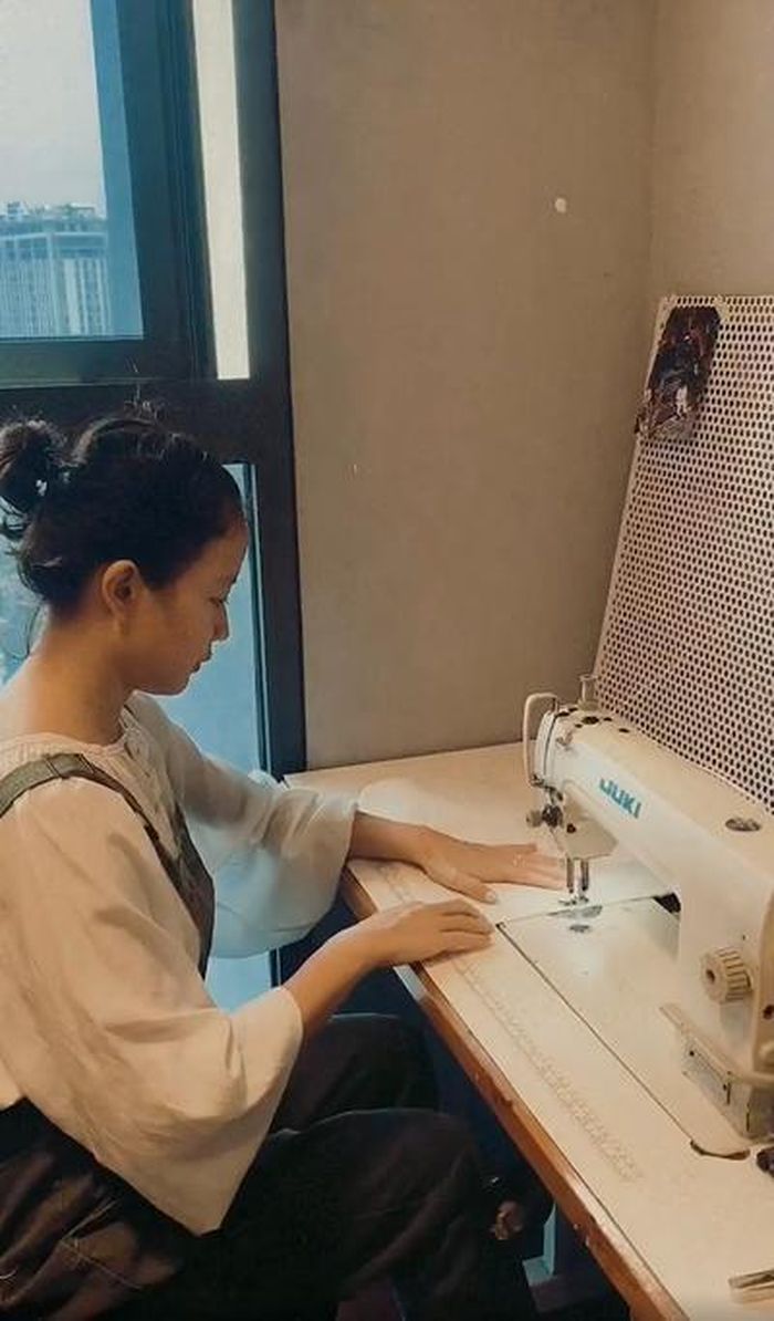 Mẹ may thật chắc chắn để đảm bảo an toàn cho con, có thể ra tiệm may nhé mọi người.