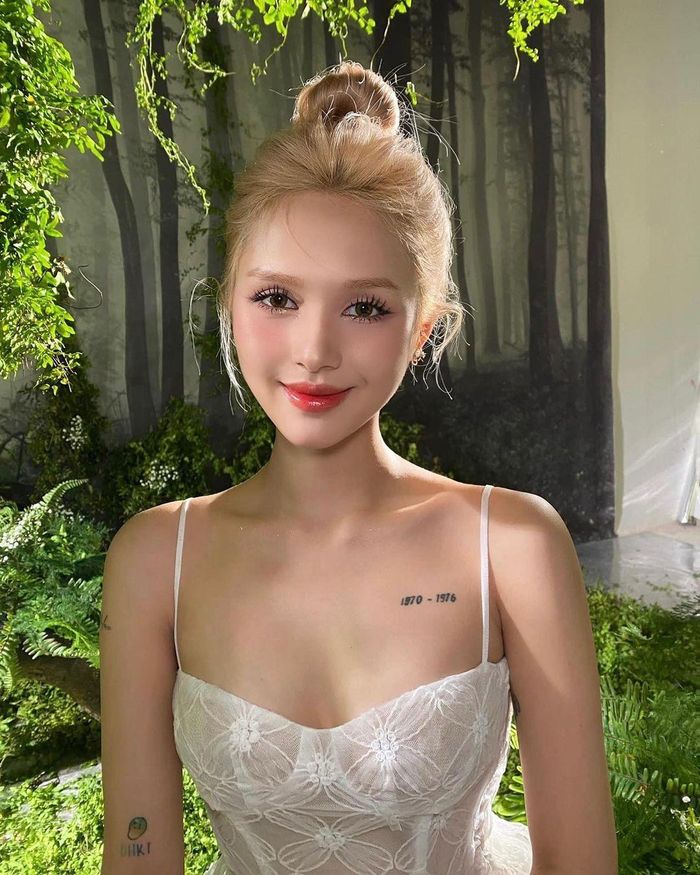 Dù là makeup tông ngọt ngào tươi sáng hay cá tính màu nude, Xoài Non vẫn ''cân'' đẹp. Ngũ quan xuất sắc cộng với nước da đẹp thế này bảo sao Xoài Non lần nào xuất hiện cũng bùng nổ visual