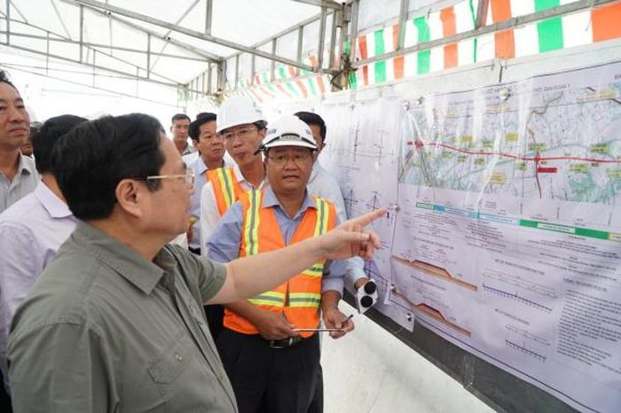 Thủ tướng Phạm Minh Chính kiểm tra tiến độ dự án cầu Mỹ Thuận 2 và đường dẫn 2 đầu cầu thuộc dự án xây dựng một số đoạn đường bộ cao tốc trên tuyến Bắc - Nam phía đông. 