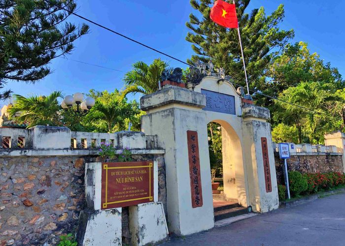 Di tích lịch sử nhà thờ họ Mạc dưới chân núi Bình San. Hiện nay dãy núi vẫn mang vẻ đẹp thanh tú, yên ả. Trên núi có mộ phần của dòng họ Mạc. Ảnh: TTH