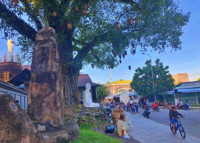 Pho tượng Phật bên ngoài chùa cổng Phật Đà đặt bên đường, ở nơi dân chúng qua lại hằng ngày. Ảnh: TTH