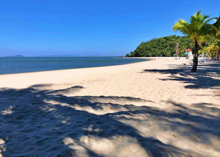 Bãi biển Mũi Nai - điểm nhấn để xây dựng khu du lịch Mũi Nai với nhiều hạng mục dịch vụ tầm cỡ quốc tế trong tương lai. Ảnh: TTH 