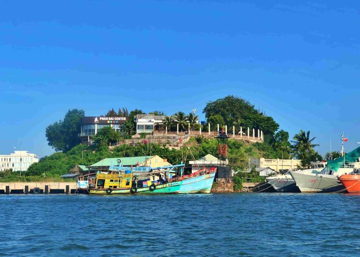 Núi Pháo Đài ngày nay ở thành phố Hà Tiên, Kiên Giang nhìn từ biển vào. Ngọn núi nhỏ án ngữ cửa biển thông ra vịnh Thái Lan có tên Pháo Đài với ý nghĩa là "Kim dự lan đào - đảo vàng chắn sóng" chắn gió cho thành phố Hà Tiên phía trong. Ảnh: TTH
