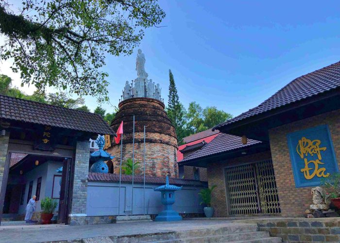 Chùa Phật Đà tịch mịch và chiếc lò gạch cũ thờ Phật rất độc đáo trên đường Mạc Cửu. Ảnh: TTH