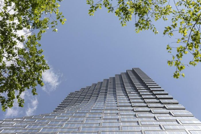 Kết cấu mặt tiền của Telus Sky Tower được sắp xếp thành một bố cục ba chiều gồm các phần nhô ra và lõm vào. Tổng thể công trình xuất hiện một cách duyên dáng giữa khu vực trung tâm của Calgary, mang đến nguồn cảm hứng cho việc phát triển và xây dựng những công trình tiếp theo. Ảnh: Gooood. 