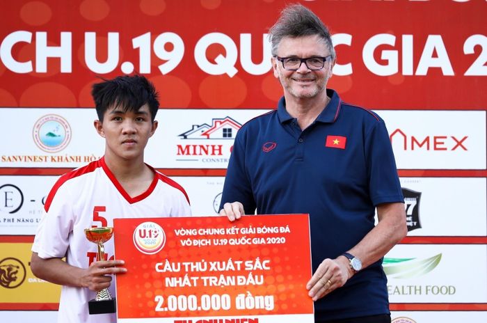HLV Troussier từng cầm U19 Việt Nam và am hiểu nhất định về bóng đá Việt. Ảnh: Minh Chiến.