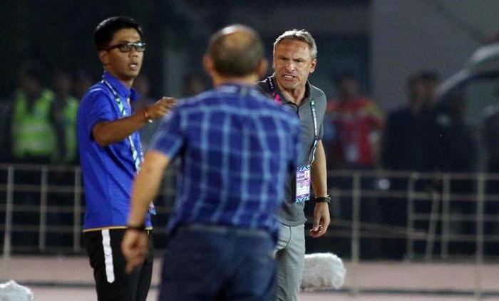 Ông Antoine Hey "khẩu chiến" với HLV Park Hang-seo tại AFF Cup 2022