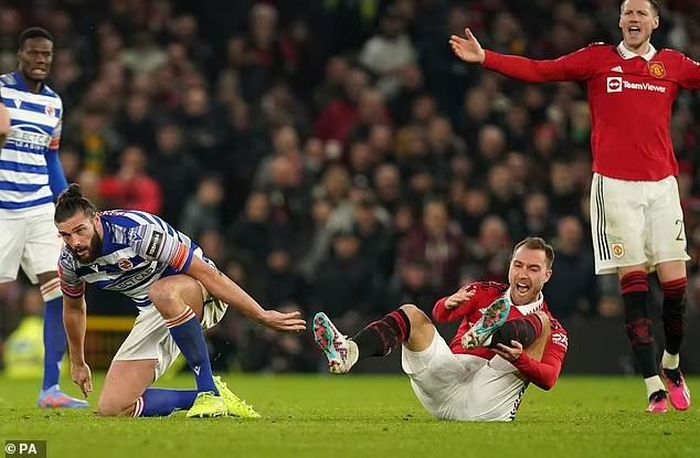 Carroll bị đuổi khỏi sân vì nhận đủ 2 thẻ vàng khi có pha phạm lỗi với Casemiro sau đó. Ảnh: PA