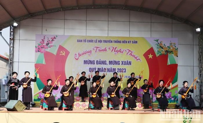 Tiết mục hát Then, đàn Tính trong chương trình văn nghệ phục vụ lễ hội.