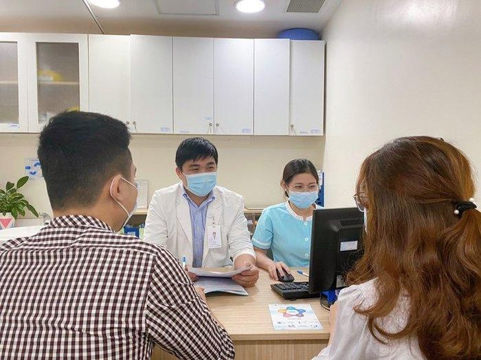 Bác sĩ Lê Long Hồ tư vấn cho bệnh nhân điều trị hiếm muộn ở Bệnh viện Mỹ Đức. (Ảnh do bệnh viện cung cấp)