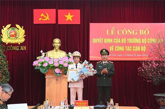 Thứ trưởng Trần Quốc Tỏ trao quyết định đối với Đại tá Đặng Hồng Đức