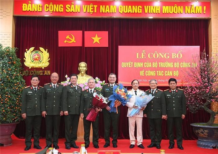 Đảng ủy lãnh đạo Văn phòng Bộ Công an tặng hoa chúc mừng các đồng chí vừa được nhận quyết định ngày hôm nay