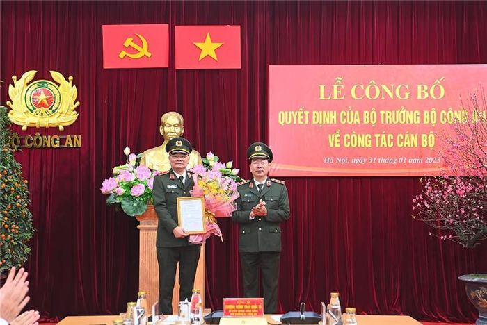 Thứ trưởng Trần Quốc Tỏ trao quyết định đối với Trung tướng Tô Ân Xô