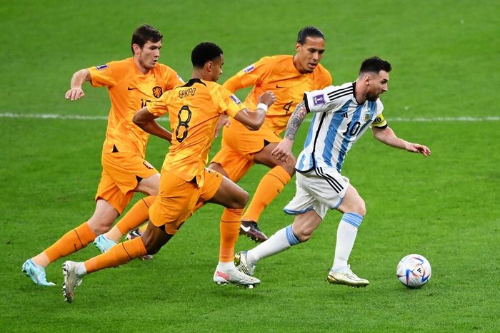 Messi đã chịu khá nhiều bức xúc trong trận gặp Hà Lan