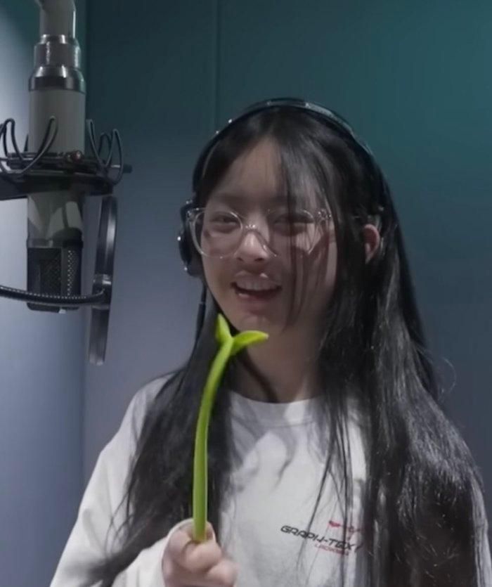 Khoảnh khắc để mặt mộc, đeo kính của Hanni khiến netizen Việt khen ngợi nữ idol bình dị, rất có nét của "teen Việt Nam".