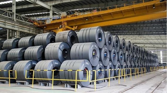 Giá chào bán thép cuộn cán nóng, được sử dụng phổ biến trong hoạt động sản xuất ô tô và thiết bị điện, đã giảm mạnh kể từ mùa xuân năm 2022. (Ảnh: Hòa Phát)