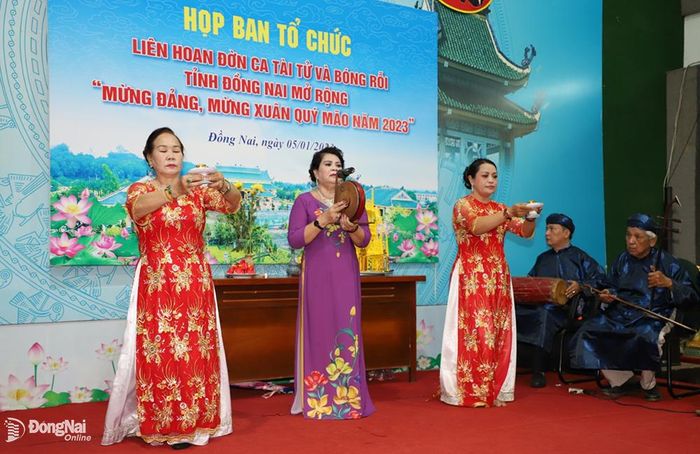 Các nghệ nhân ở Đồng Nai trình diễn múa bóng rỗi tại buổi họp Ban tổ chức Liên hoan Đờn ca tài tử và bóng rỗi tỉnh Đồng Nai mở rộng năm 2023. Ảnh: My Ny