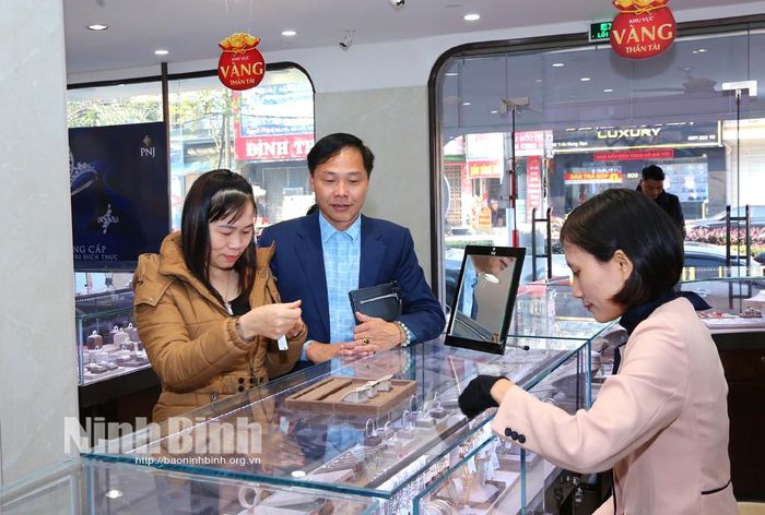 Người dân mua hàng tại Công ty cổ phần Vàng Bạc Đá Quý Phú Nhuận (PNJ) - chi nhánh Ninh Bình.