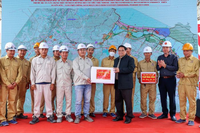 Thủ tướng biểu dương các cơ quan, đơn vị, đội ngũ cán bộ, công nhân đã làm việc với tinh thần "xuyên Tết" - Ảnh: VGP/Nhật Bắc