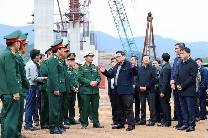 Trưa 28/1, sau khi kiểm tra dự án cao tốc Mai Sơn-Quốc lộ 45, Thủ tướng Phạm Minh Chính đi kiểm tra dự án thành phần Diễn Châu-Bãi Vọt thuộc dự án cao tốc Bắc-Nam phía đông giai đoạn 1 - Ảnh: VGP/Nhật Bắc