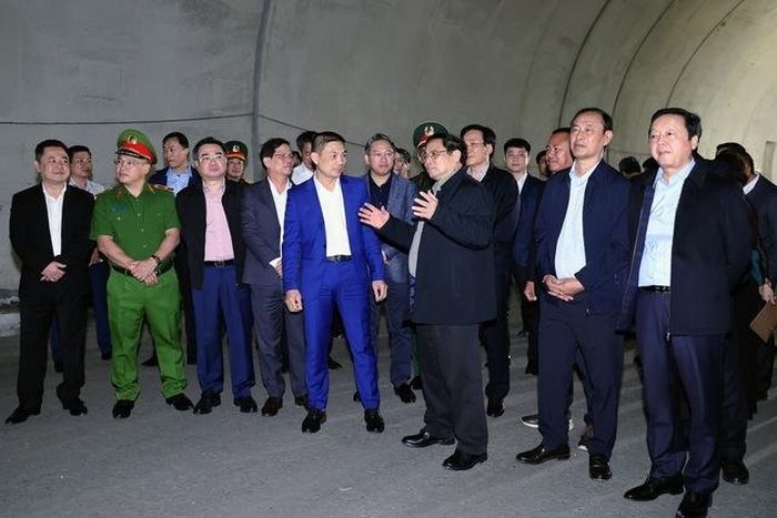 Chiều ngày 26/1 (mùng 5 Tết), Thủ tướng Phạm Minh Chính kiểm tra, đôn đốc dự án Nha Trang - Cam Lâm thuộc dự án cao tốc Bắc - Nam phía đông giai đoạn 1, thăm, chúc Tết cán bộ, công nhân viên tham gia dự án - Ảnh: VGP/Nhật Bắc