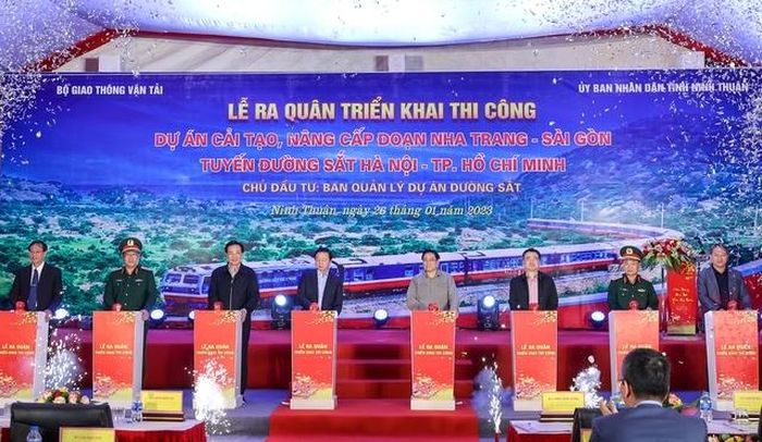Chiều ngày 26/1 (mùng 5 Tết), Thủ tướng Phạm Minh Chính và các đại biểu dự lễ ra quân dự án nâng cấp tuyến đường sắt Nha Trang - Sài Gòn - Ảnh: VGP/Nhật Bắc