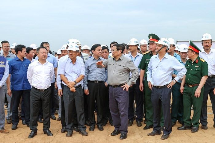 Sáng 29/1, Thủ tướng thị sát công trường xây dựng và trao đổi chủ đầu tư, đơn vị thi công về dự án thành phần các công trình thiết yếu trong cảng hàng không thuộc dự án đầu tư xây dựng Cảng hàng không quốc tế Long Thành giai đoạn 1 - Ảnh: VGP/Nhật Bắc