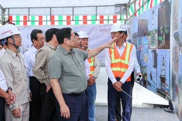 Ngày 30/1, Thủ tướng Phạm Minh Chính đi kiểm tra hiện trường, làm việc với các bộ, ngành, địa phương để kiểm điểm, đôn đốc tiến độ, tháo gỡ các khó khăn, vướng mắc của các dự án đường bộ cao tốc khu vực ĐBSCL - Ảnh: VGP/Nhật Bắc