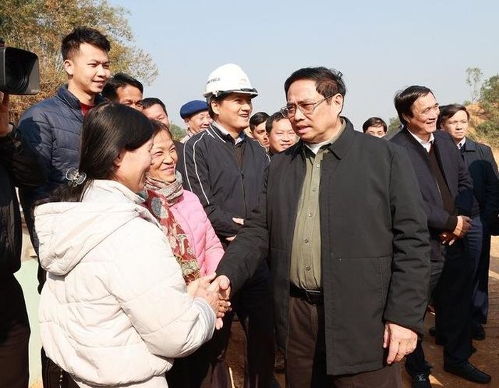 Thủ tướng cảm ơn và bày tỏ vui mừng khi bà con sẵn sàng nhường mặt bằng vì lợi ích của đất nước, của địa phương và của chính người dân nơi có dự án đi qua - Ảnh: VGP/Nhật Bắc