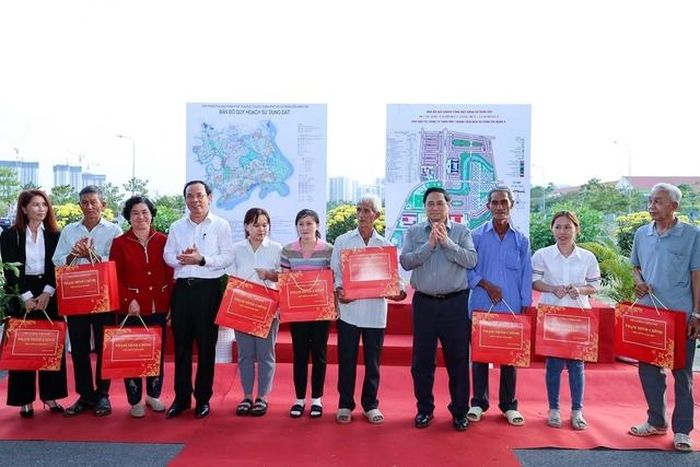 Chiều 29/1, Thủ tướng Phạm Minh Chính và Bí thư Thành ủy TPHCM Nguyễn Văn Nên tặng quà cho bà con nhân dân khu tái định cư dự án đường Tân Vạn-Nhơn Trạch (thuộc Vành đai 3 TPHCM) - Ảnh: VGP/Nhật Bắc