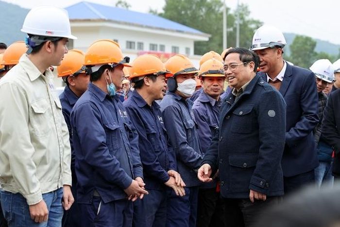 Sáng 28/1, Thủ tướng thị sát tuyến dự án Mai Sơn-Quốc lộ 45, dừng tại hầm Thung Thi kiểm tra, nghe báo cáo về tình hình thực hiện dự án - Ảnh: VGP/Nhật Bắc