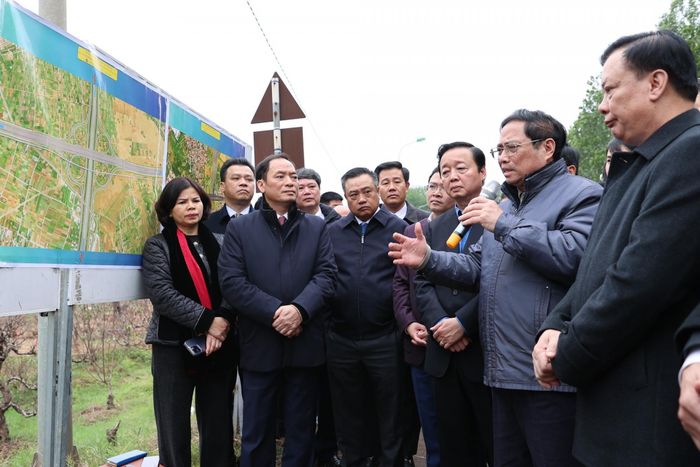 Sáng 27/1, Thủ tướng Phạm Minh Chính đi kiểm tra thực địa dự án đường Vành đai 4 Vùng Thủ đô tại khu vực nút giao với đại lộ Thăng Long - Ảnh: VGP/Nhật Bắc