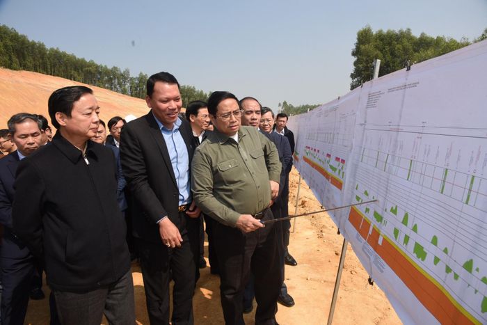 Sáng 25/1 (mùng 4 Tết Quý Mão), Thủ tướng Phạm Minh Chính đi kiểm tra, đôn đốc dự án cao tốc Tuyên Quang-Phú Thọ - Ảnh: VGP/Nhật Bắc
