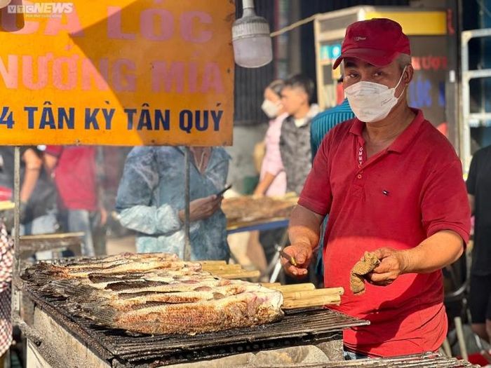 Để cá nướng chín đều, màu đẹp thì "đầu bếp" phải liên tục trở cá, quét lớp màu bên ngoài.