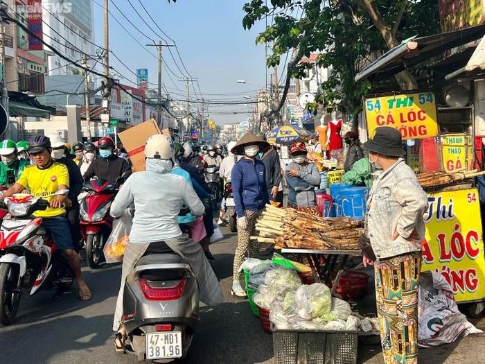 Hơn 2 thập kỷ bán cá lóc nướng tại đây, bà Nguyễn Thị Cúc cho biết đây là dịp buôn bán thuận lợi nhất trong năm. Vào ngày thường mỗi ngày chỉ bán được khoảng 100 con cá nhưng đến ngày vía Thần tài sẽ bán gấp 10 lần.