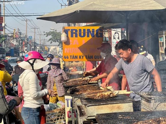 Anh Trung - chủ 1 cửa hàng bán cá lóc nướng cho biết, bình thường anh bán khoảng 40 con cá/ngày, riêng dịp vía Thần Tài, anh chuẩn bị từ 3.000 - 4.000 con để phục vụ khách.