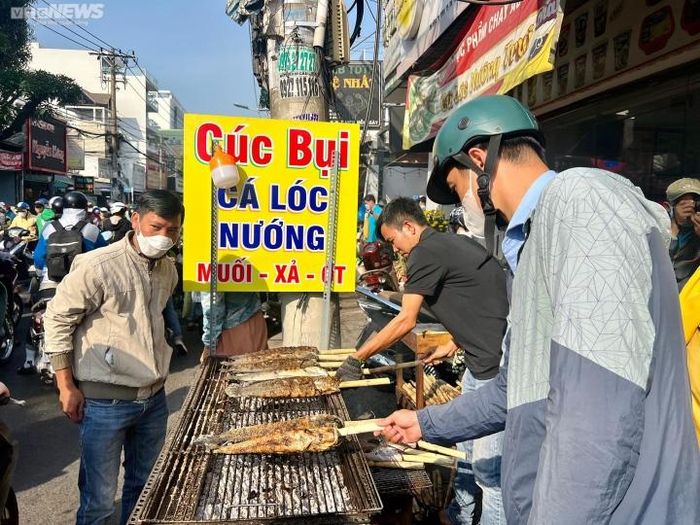 Vì lượng khách mua nhiều và chưa nướng kịp, nhiều người phải đứng canh và tự nướng cá mình đã chọn.