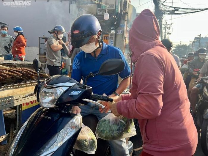 Theo bà Cúc, năm nay giá tăng khoảng 30% so với năm ngoái, do giá cá và nguyên liệu đều tăng.