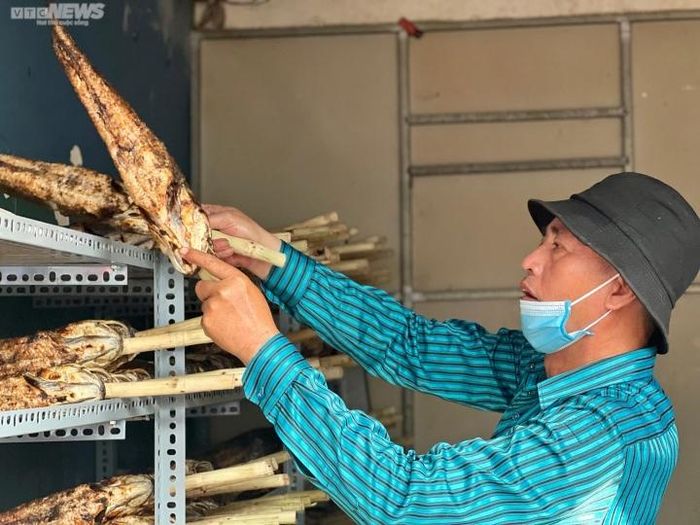 "Nhiều người cho rằng, mâm cỗ đầy đủ thì năm mới tài lộc mới nhiều. Lâu dần thành quen, đến ngày này, người dân đều đổ xô đi mua cá lóc nướng để về cúng", anh Trung nói.