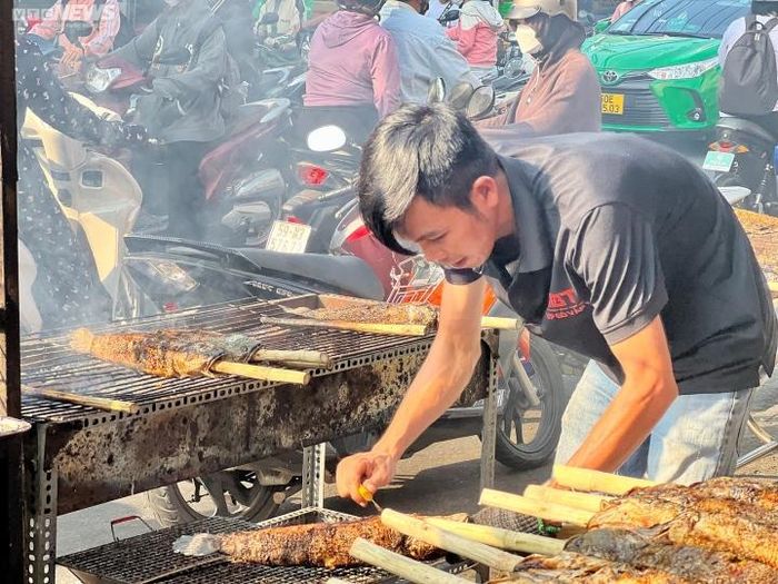 Anh Lưu Thành Trí (ngụ quận 3) cho hay, hằng năm anh đều tới đây mua cá lóc nướng về cúng ngày Thần Tài. Cá ở các tiệm tại đây tươi ngon mà lại có hương vị đặc trưng.