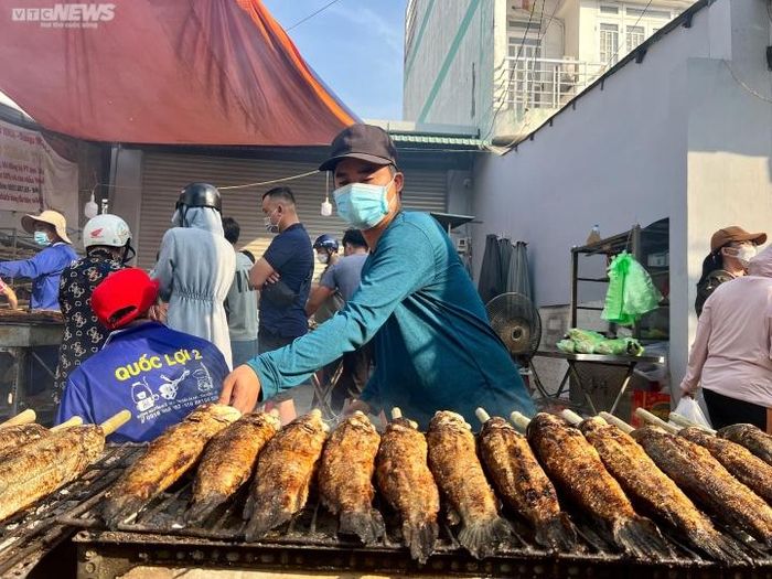 Hiện, giá cá nướng của tiệm từ 150.000 - 240.000 đồng/con, tùy kích cỡ. Giá đã bao gồm bún, bánh tráng, rau sống ăn kèm và nước chấm.