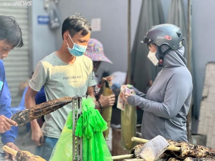 Vừa chọn mua 1 con cá nướng với giá 240.000 đồng, chị Nguyễn Thị Hoài (ngụ quận Tân Phú) cho hay, năm nào cũng vậy, gia đình chị đều chọn đến khu phố cá lóc nướng trên đường Tân Kỳ Tân Quý để mua cá về cúng.